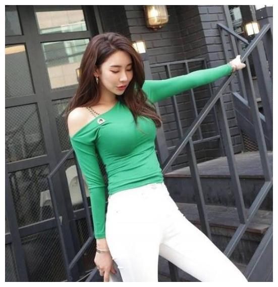 美图：紧身裤美女大秀身材，傲人双胸挪不动眼睛，网友：太养眼了