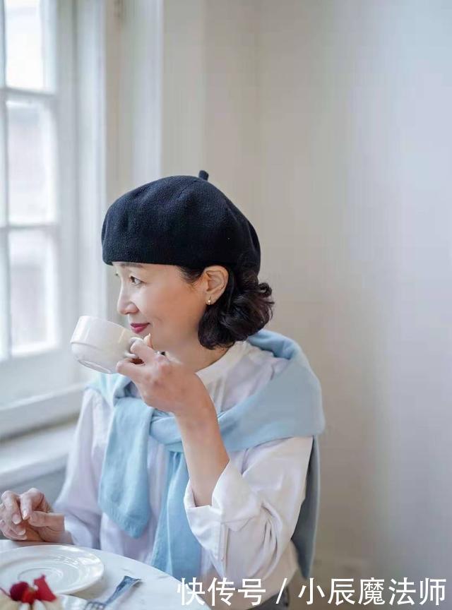  用配饰来■50岁以后女人如何提高衣品？学会这2点穿搭变美经，2020从美开始