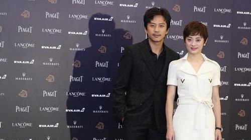  邓超：邓超彻底放飞自我一身豹纹掀起衣服玩二人转，孙俪笑得脸都红了