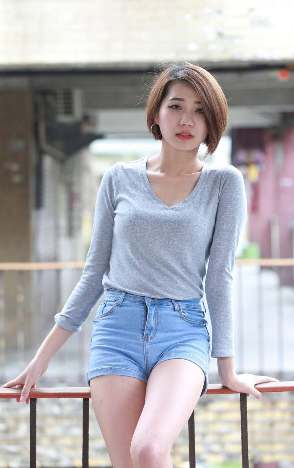 短发热裤美女，身姿丰腴，活力十足！