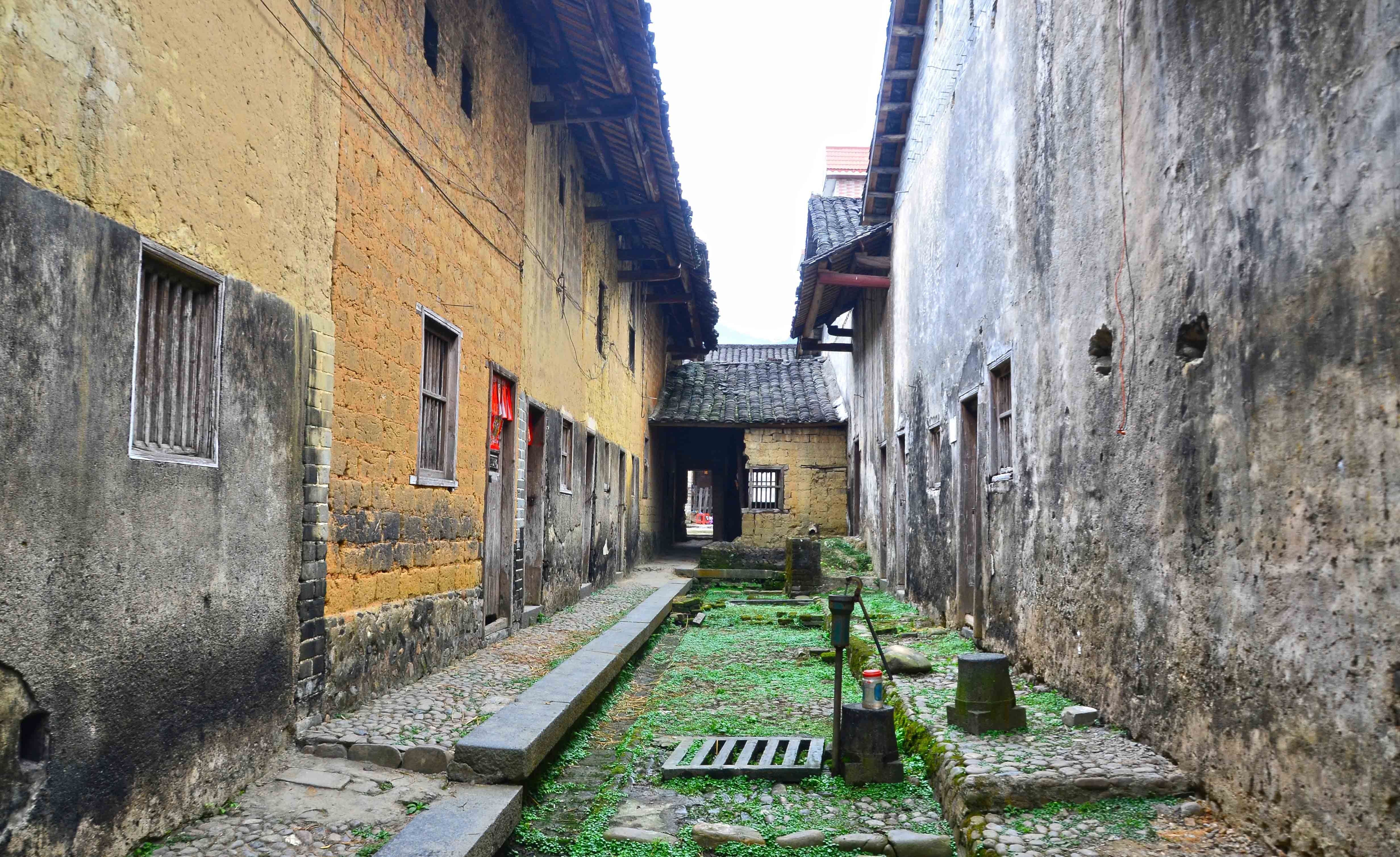 广东105国道旁，有一栋古朴的百年老屋，相传花158年历四代方建成