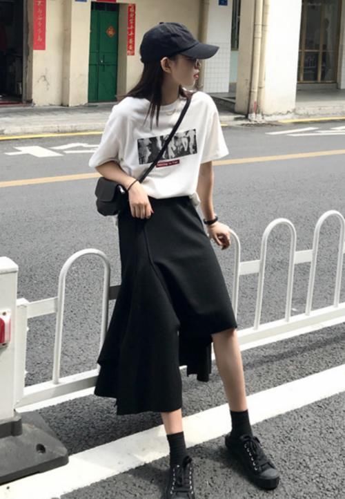 「设计是很」女生别傻乎乎整天穿裤子了,仙女都爱搭“过膝裙”,显瘦还时髦