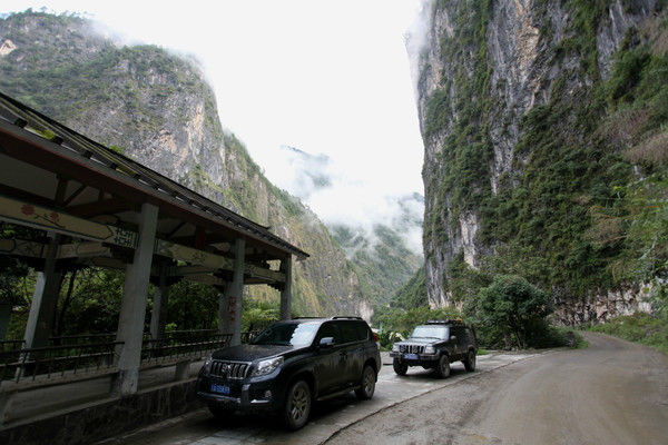 自驾霸道穿越丙察察闯西藏，悬崖边上走一遭，遭遇塌方，泥地陷车