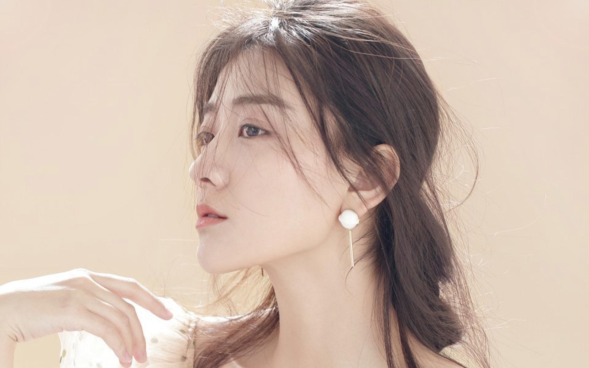 梁洁性感露肩写真图片桌面壁纸