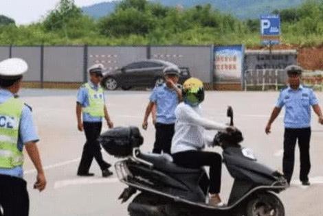 摩托不让出行，电动又“四禁令”，农民出行困难，网友：砖家？