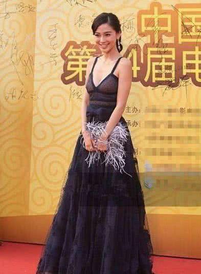 没鞠婧祎这体重就别穿紧身裙,像杨颖一样看到小肚腩就尴尬了