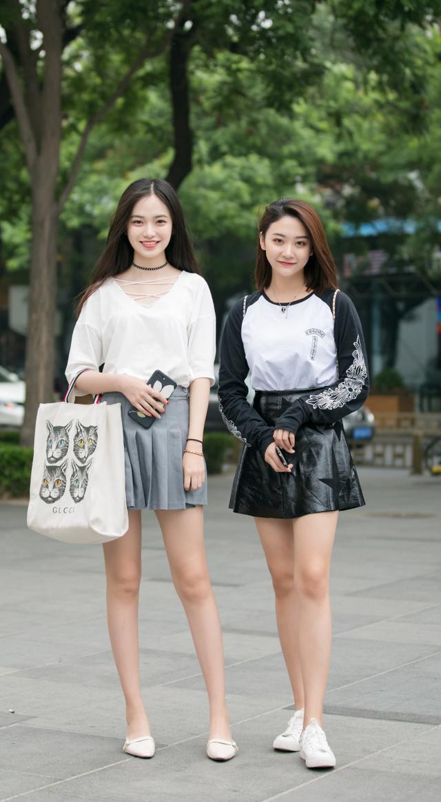 街拍：小美女清纯俏丽嫩白皮肤，美腿吸引人！