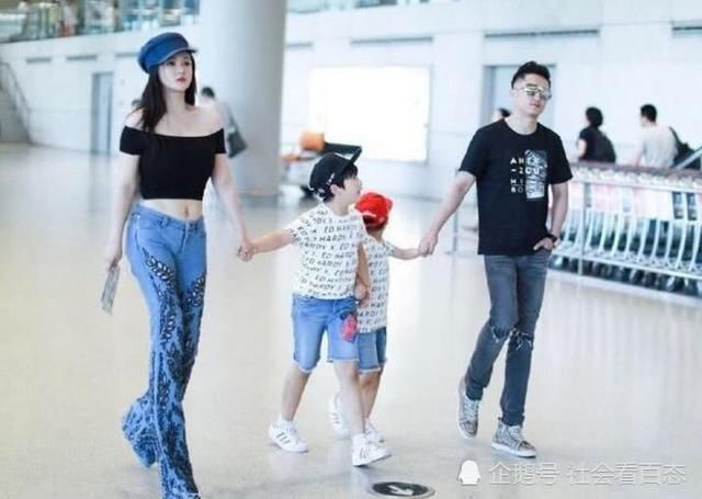 冉莹颖露脐装像17岁少女，邹市明满脸疲惫气色差，网友:吃不消吧