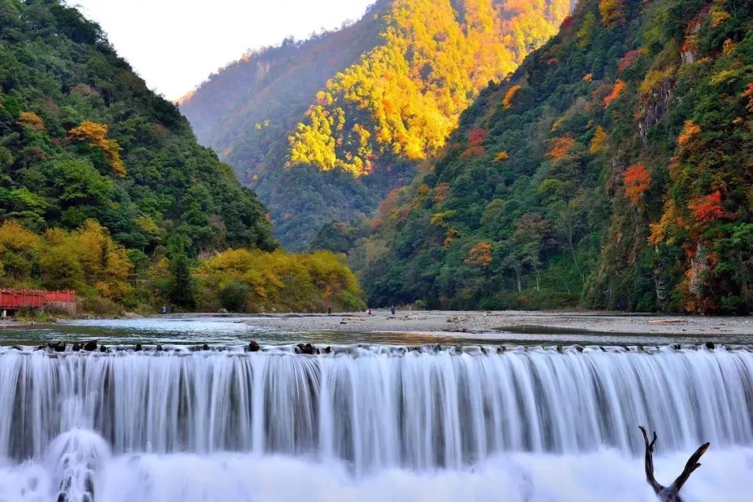 四川这座小城，叫板稻城亚丁，不输江南，藏着亚洲第一云海，高铁
