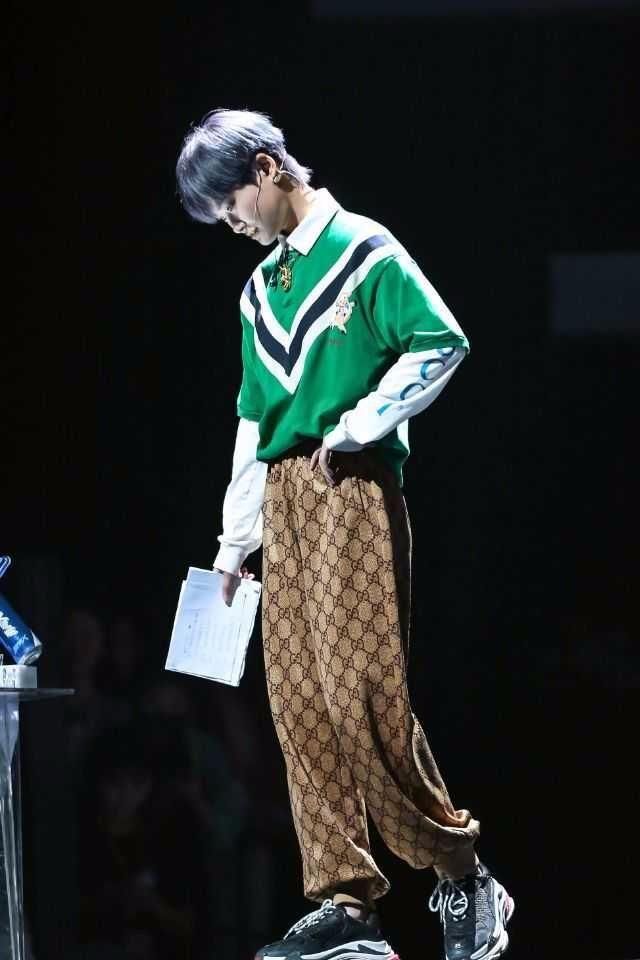 李宇春穿吊带裙秀优雅女人味，网友：再怎么妩媚也只能叫她春哥！