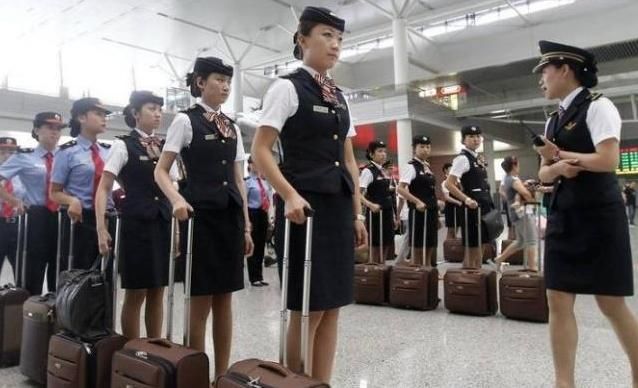  说出：高铁动车的女乘务员，为什么很少能够做得长久？列车长说