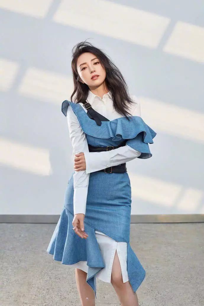 董璇衣品越来越好了！穿紧身鱼尾裙秀曲线，真不信她有36岁！