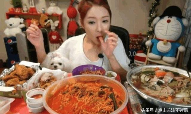 网红直播吃东西后忘记关摄像头 真相原来是这样！网友：上当了…