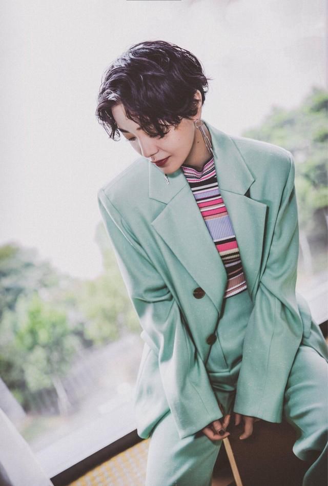 郭采洁这个颜色从头到脚看了都仙，好看到让人没词夸