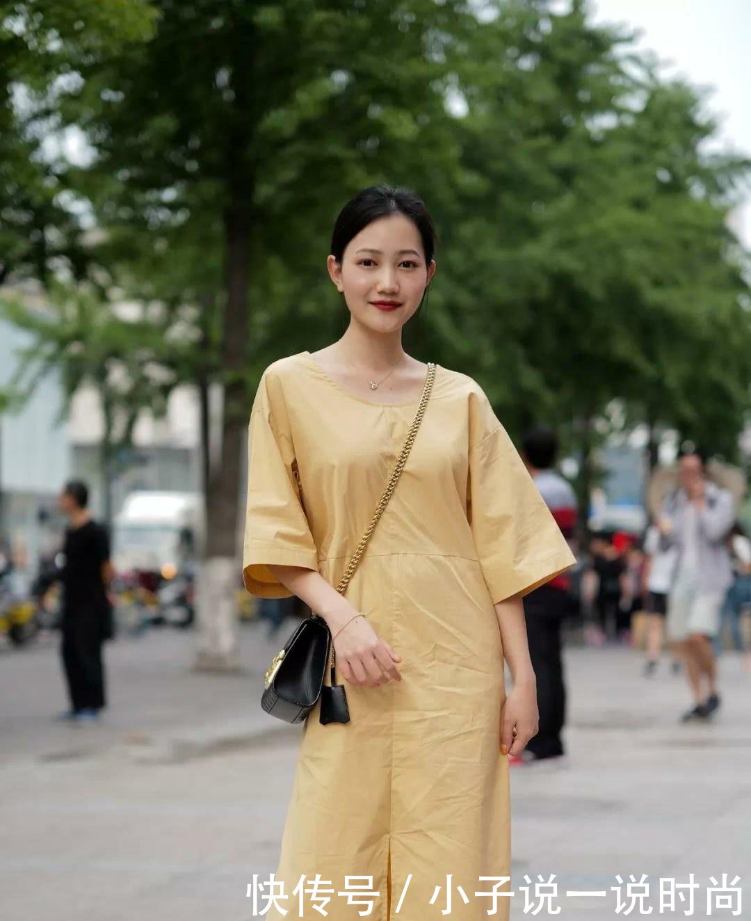 气质小姐姐紧俏的身材惹人喜爱，性感黑丝筒袜尽显小女人的魅力