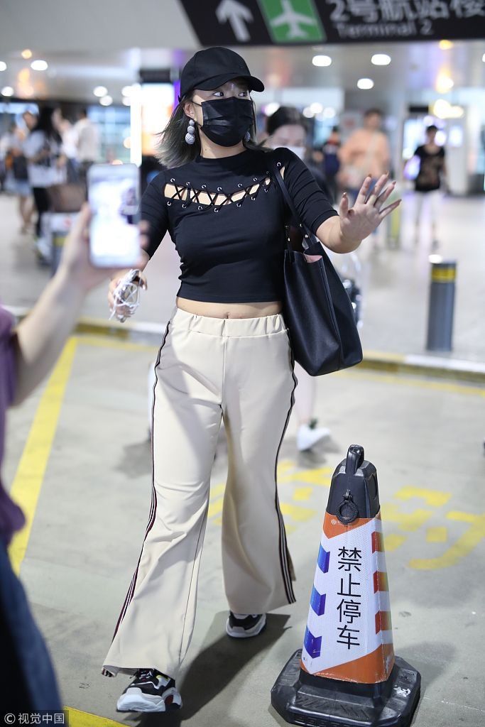 ＂菊势“依旧大好！王菊与公司解约风波后亮相 露脐紧身上衣秀好