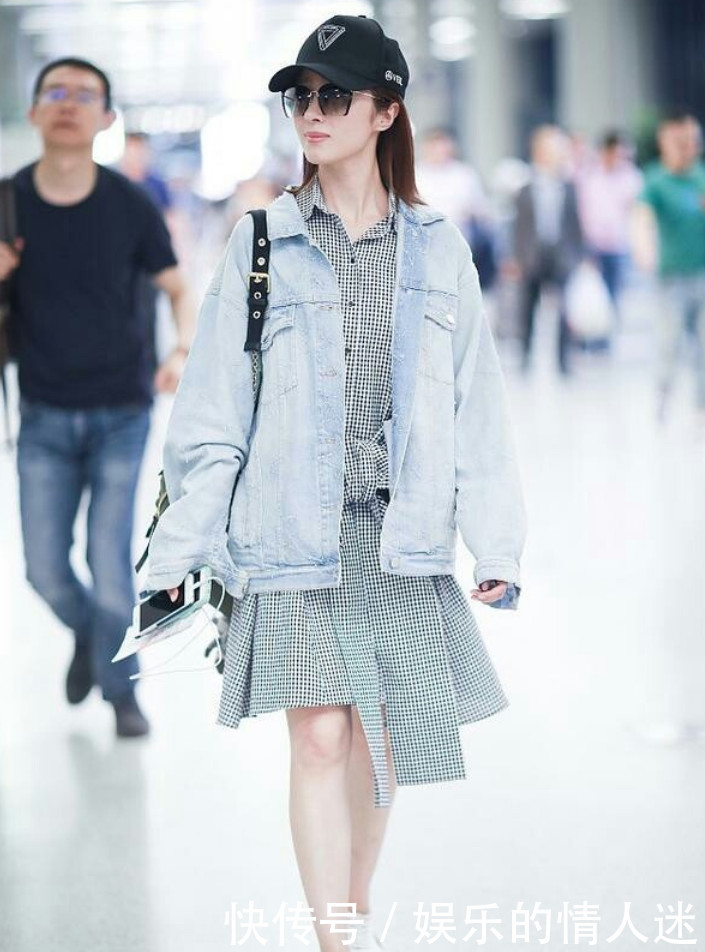 胡冰卿穿了个“锥子裙”出席活动，大秀纤细美腿，这样还真抢镜！