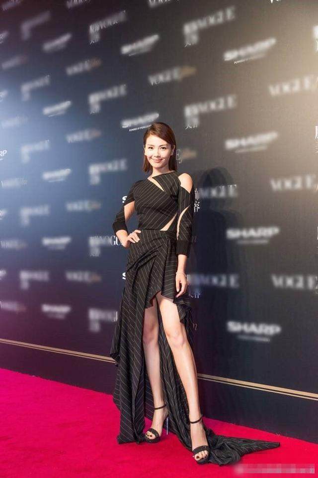 刘涛真大胆! 穿的紧身开叉裙勒得那么紧 网友: 为了帮老公还债什