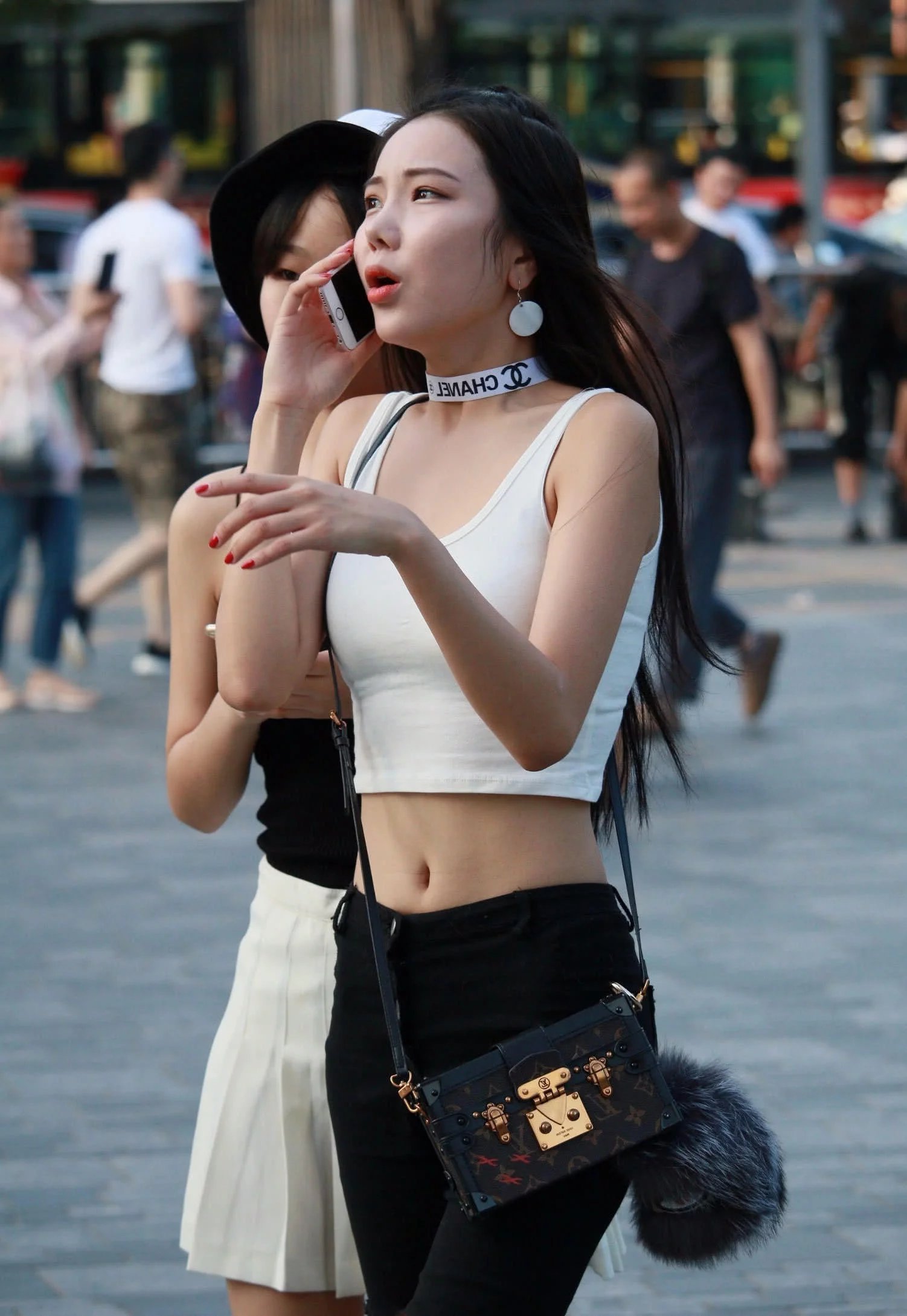 步行街上面的清纯小姐姐，小巧背心裹出傲人上围，牛仔穿搭尽显优