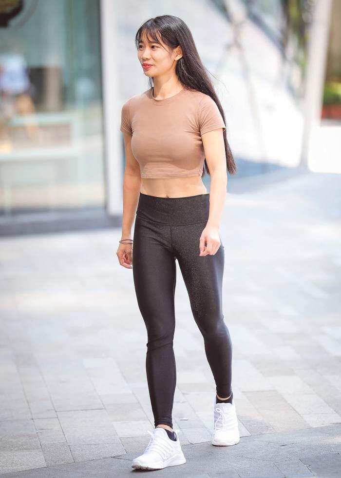 街拍: 浑圆身材的小姐姐, 上下身都紧紧的凸显身材