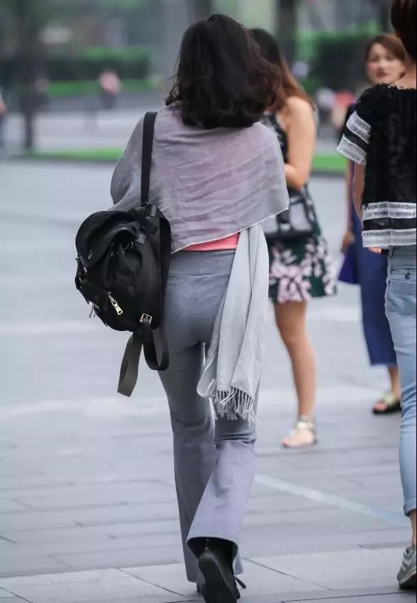 街拍：体态风满，穿运动套装大姐