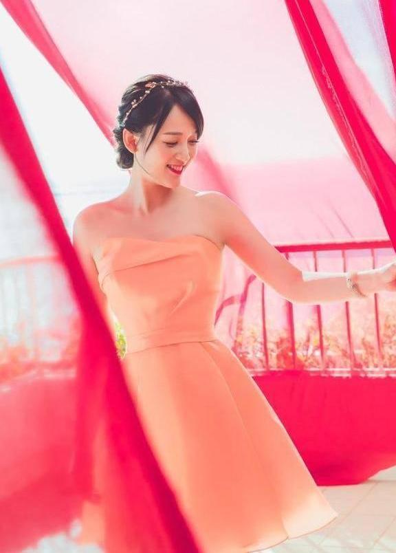 39岁陈乔恩和23岁徐璐同穿粉色抹胸裙，年轻居然败给了冻龄