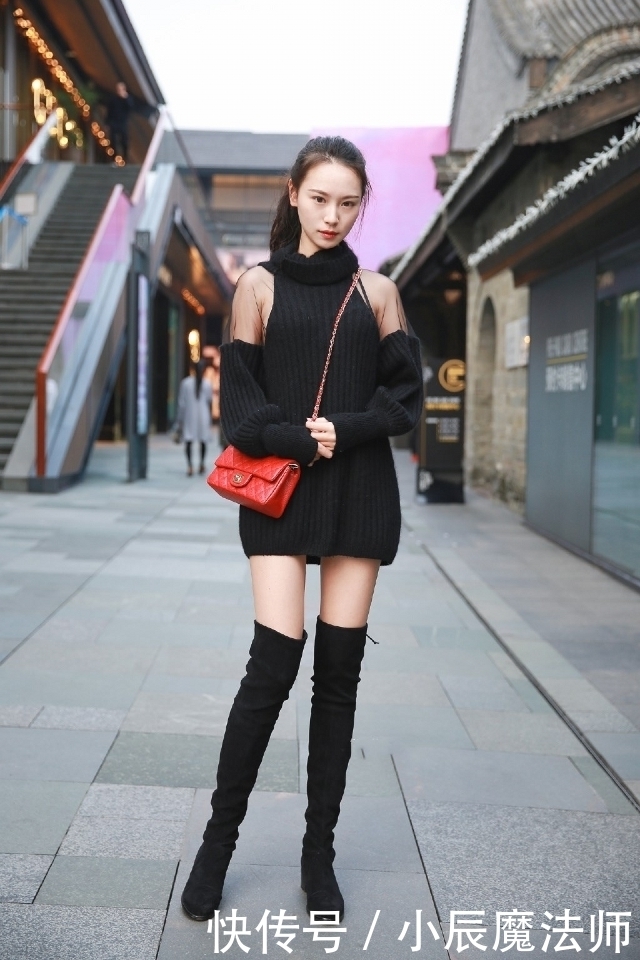 吊带:路人街拍,美女穿淡蓝色的吊带连衣裙,充满着魅力