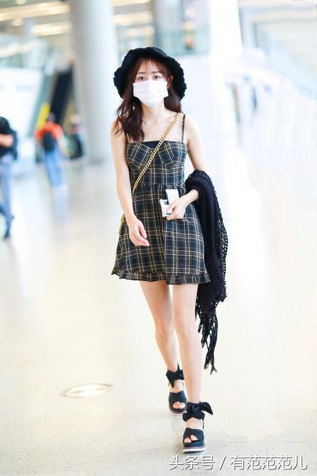 黄婷婷穿吊带裙现身，露出10年前的透明肩带，网友：我真欣赏不来