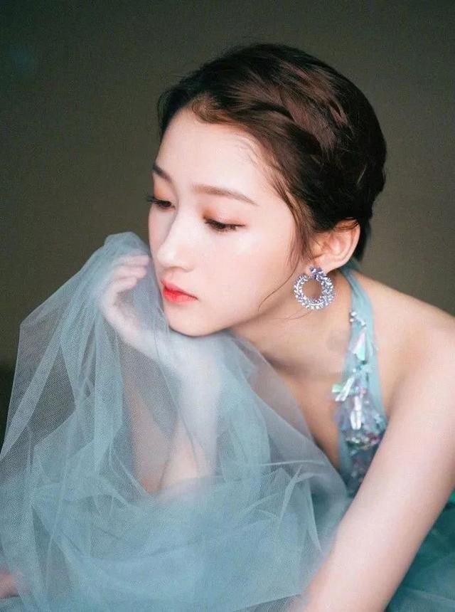 26岁迪丽热巴撞上20岁关晓彤，网友：终于知道为什么鹿晗选她了