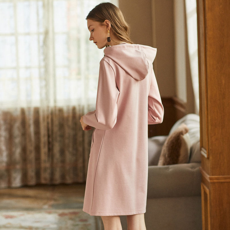 女人不能亏待自己，这洋气的卫衣裙，一件才一百多，超仙