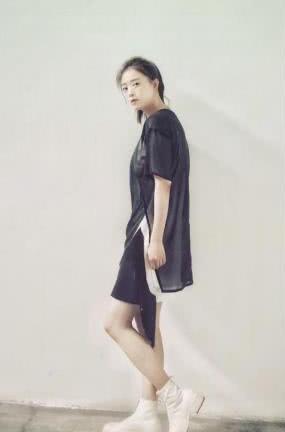 蒋欣瘦20斤后现机场，素颜憔悴惹人心疼，网友：还是胖回去吧！