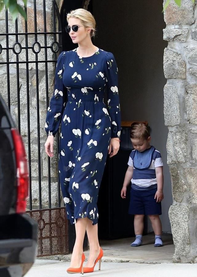 36岁伊万卡厉害了，这么紧的裙子都敢穿，勒出赘肉竟一点也不尴尬