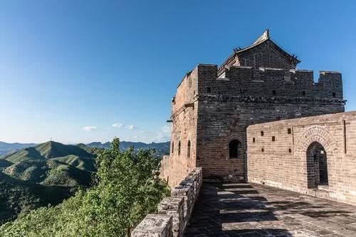  真爽@登上中国景色最壮观的长城，却几乎没有游客，一人独享长城真爽