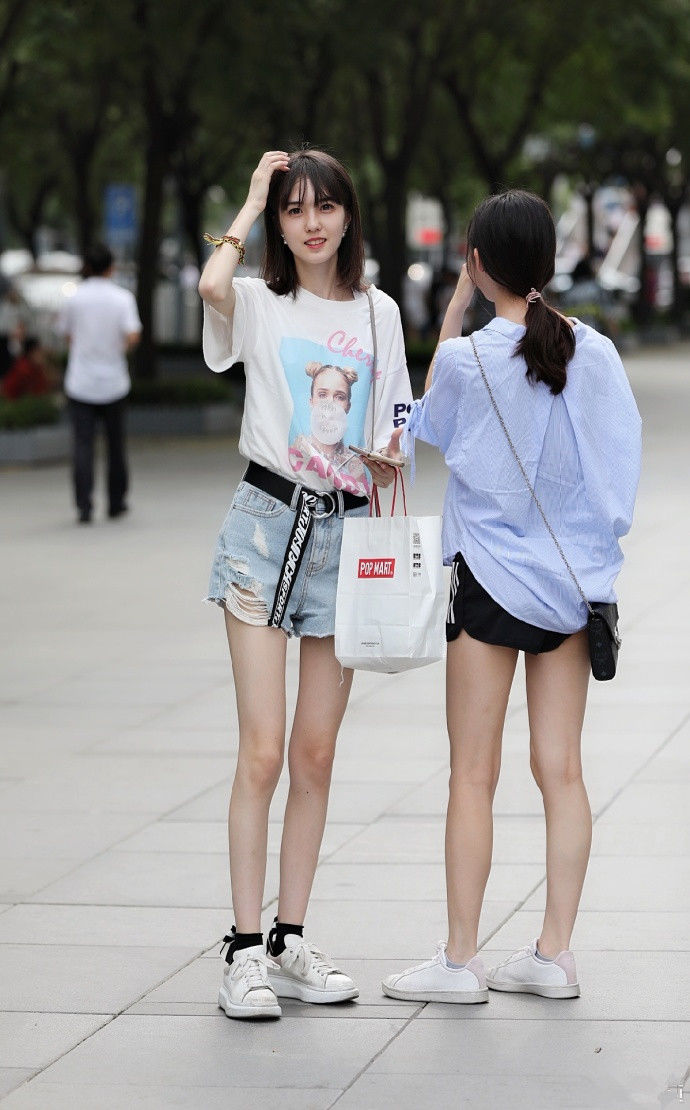 北京街拍:整体搭配随性利落,加上妆容精致,得体又吸晴!