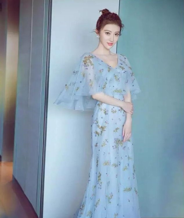  #碎花#“卫衣+牛仔裤”过时了,2020流行这3款碎花裙,半个娱乐圈都在穿