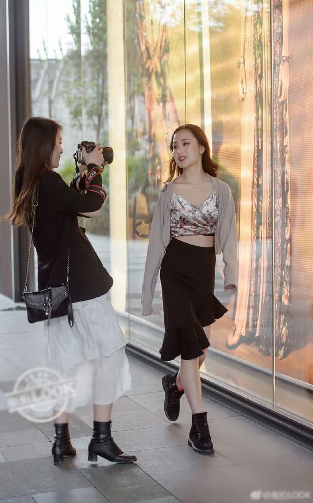 街拍：瀑布一般的长发，淡雅的连衣裙，标准的瓜子脸，气质满满！