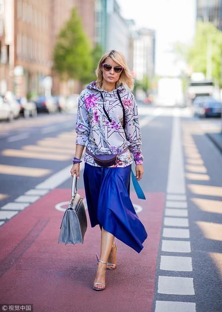 不单是李宇春 女明星靠不对称裙变身“腿霸”