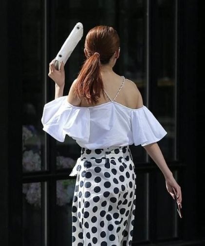  『气质』街拍：气质满分的小美女，秀出青春活力范，笑容甜美可爱