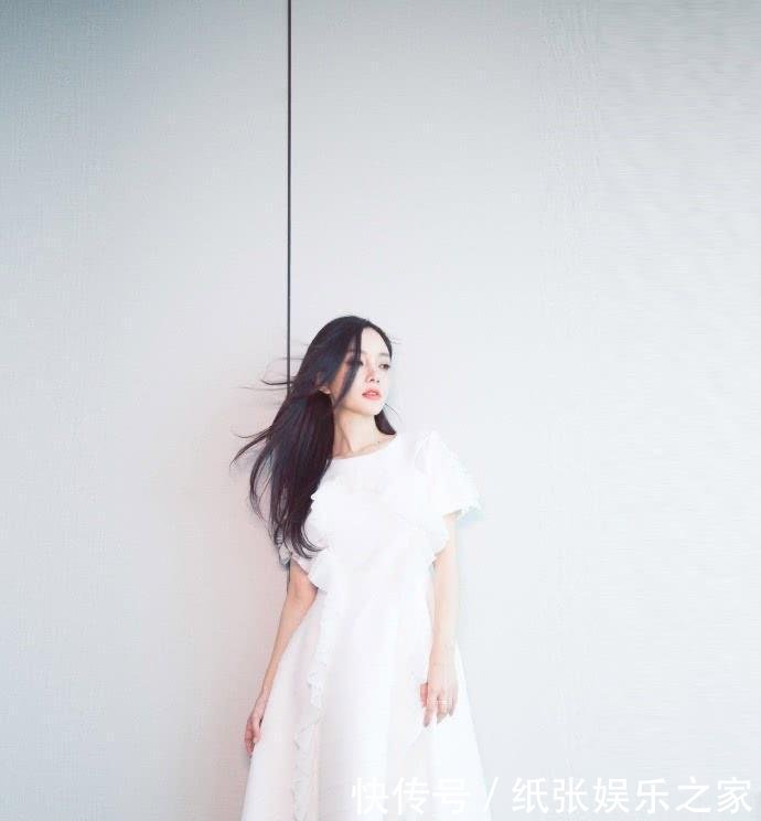李小璐穿白色长裙气场全开, 时髦到炸, 怪不得贾乃亮不离不弃了!