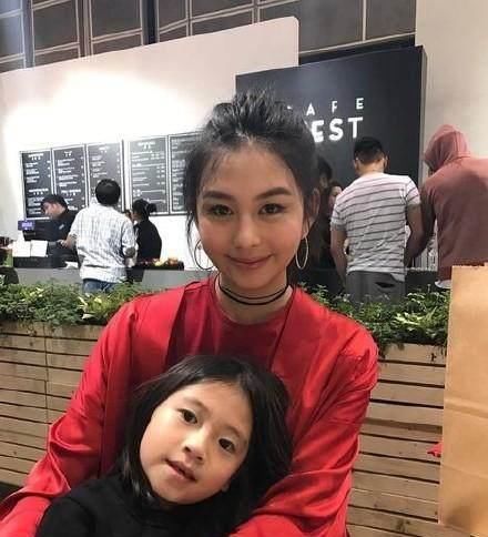  「不少网友」同为星二代，任达华邱淑贞女儿拒进娱乐圈，她却放弃梦想毅然入圈