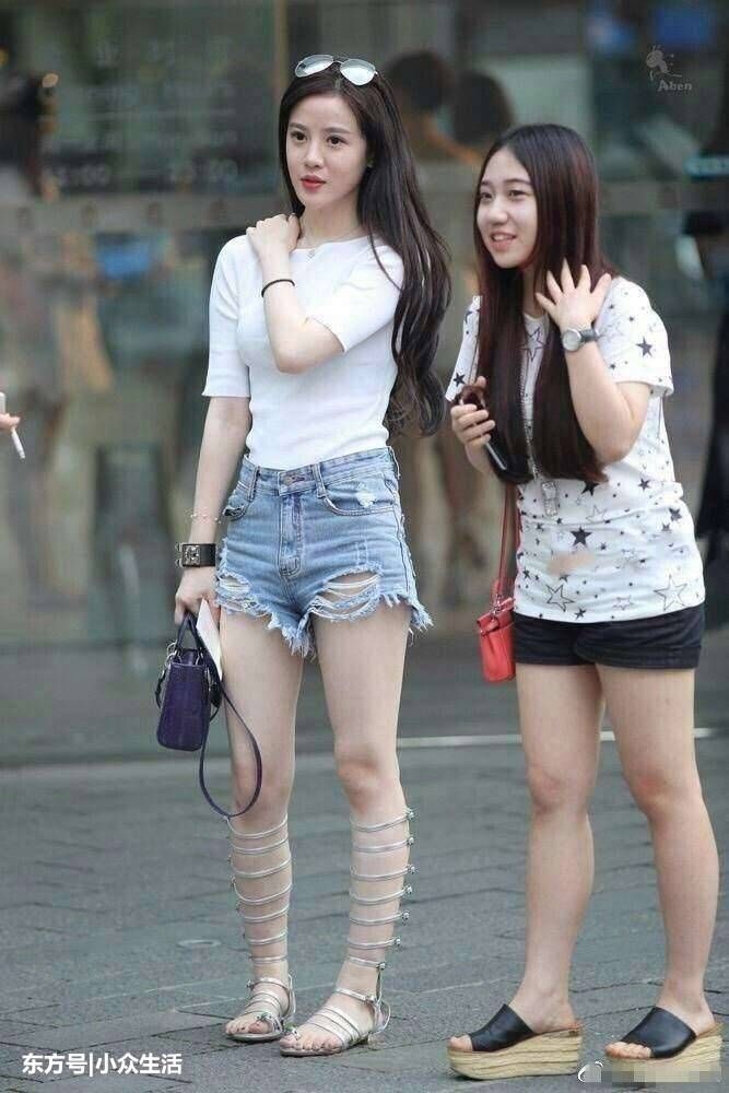 街拍:小姐姐紧身裤勒人, 上身满满的华丽感, 让人如何不爱?