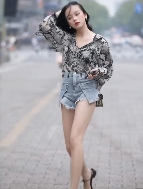 『闺蜜』同身形闺蜜出街,终于知道穿长裤和穿短裤的区别!差距一目了然!