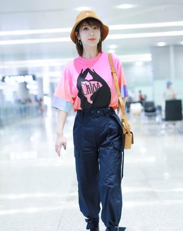 #格子#杨紫穿搭太优秀,穿粉色T恤配粉格子发带,可甜可盐,清纯又减龄