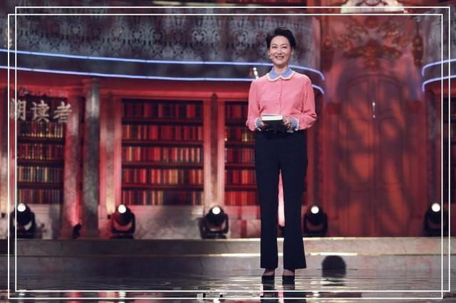 当58岁惠英红撞衫21岁关晓彤,网友:原来年龄在气质面前不值一提