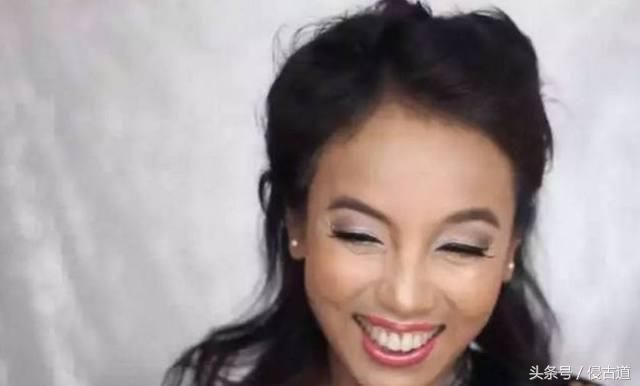 40多岁的环卫工阿姨第一次化妆，最后照镜子时她笑中带泪