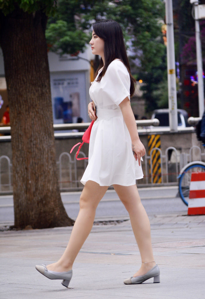 时尚街拍，仙气十足的长裙，彰显时尚的魅力!