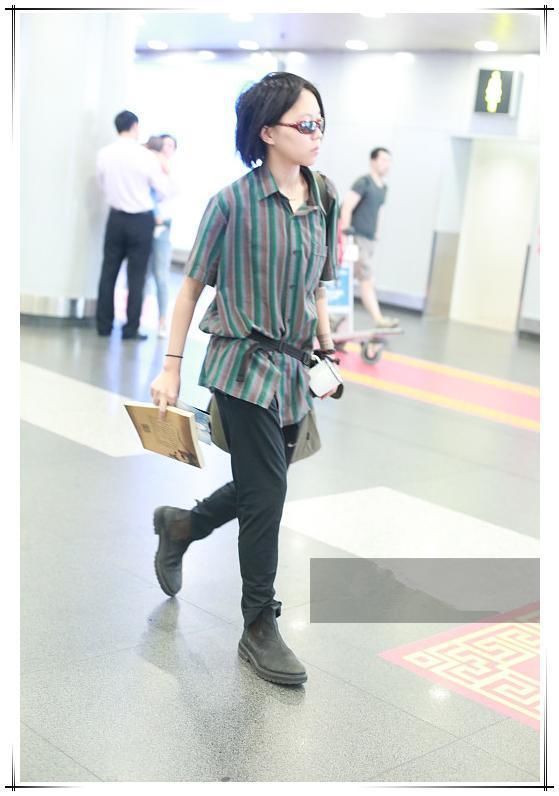 当窦靖童穿竖条纹衫撞上黄婷婷，才知道真女人和假小子差距有多大