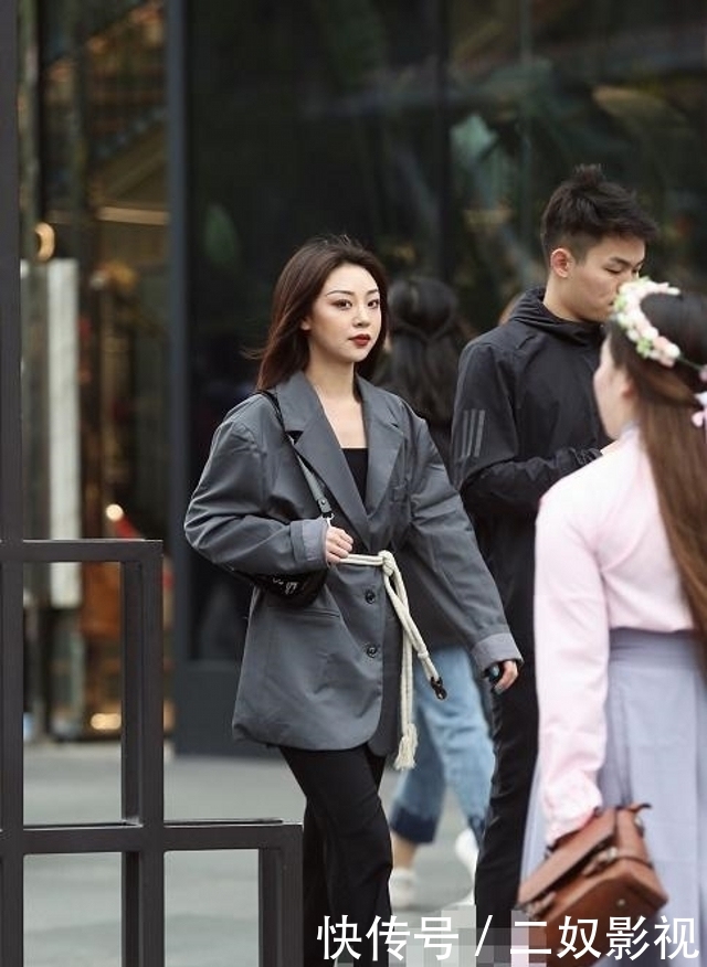 【美女】路人街拍,手挽手的时尚闺蜜,时髦大方的裙子搭配,帅气大方