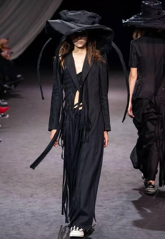  时装秀：Yohji Yamamoto 2020 春夏时装秀：山本耀司的黑色诗意想象
