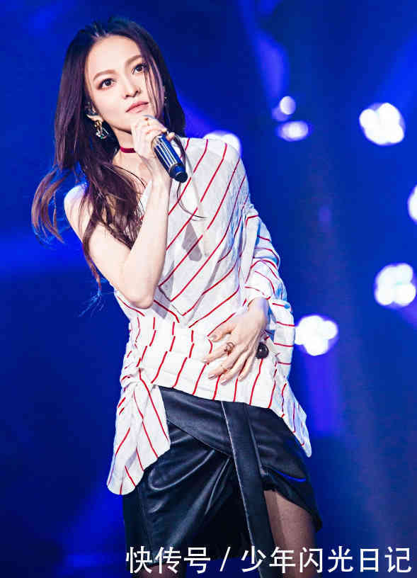 张韶涵是仙子下凡吗,头发被打湿依旧美翻天,黑衣穿扮魅力十足!